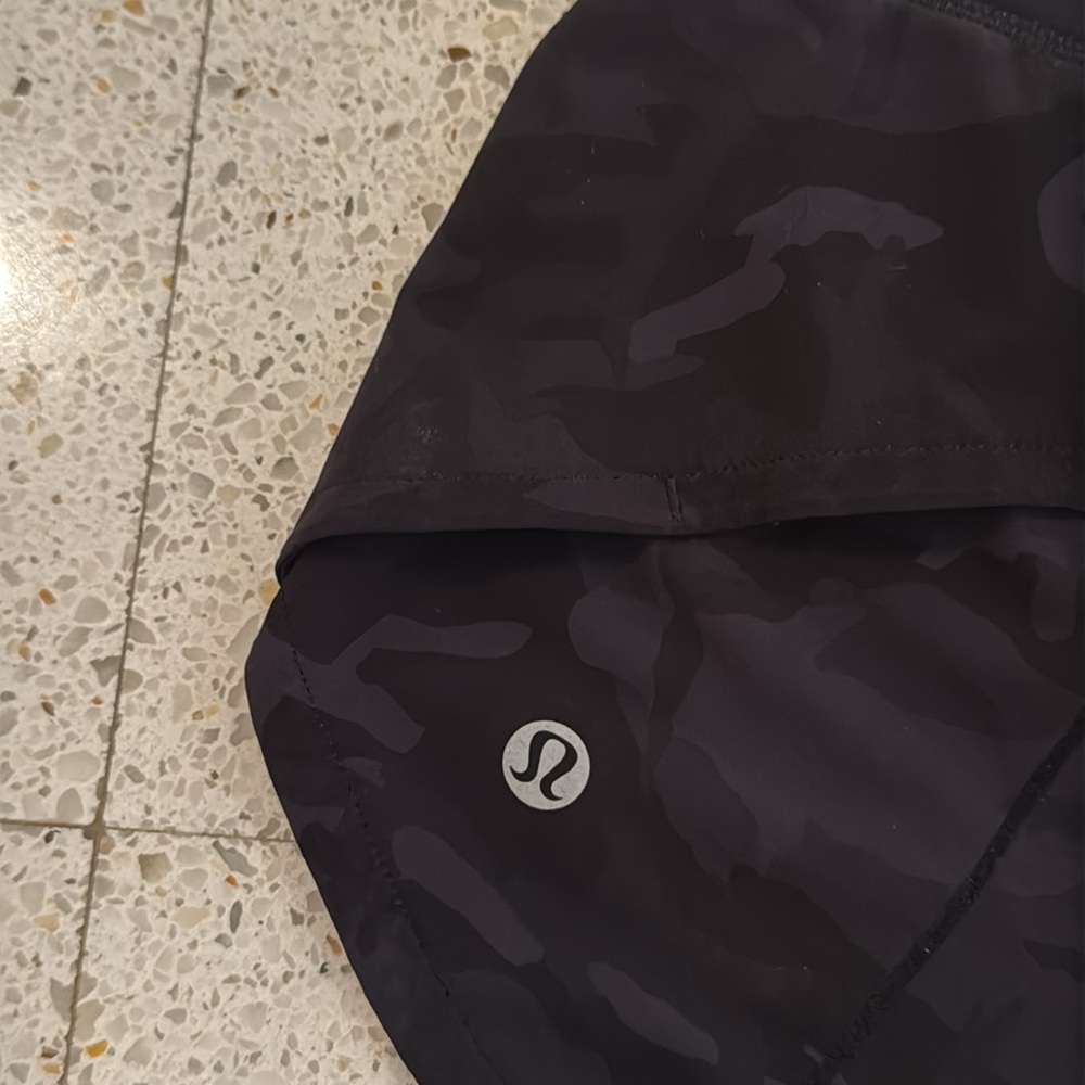 Lululemon speed up shorts - black camo - Picture 3 of 4
